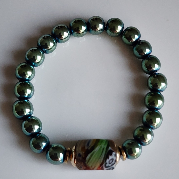 Elegant Green Beaded Bracelet with Multicolor Accent - Picture 5 of 6